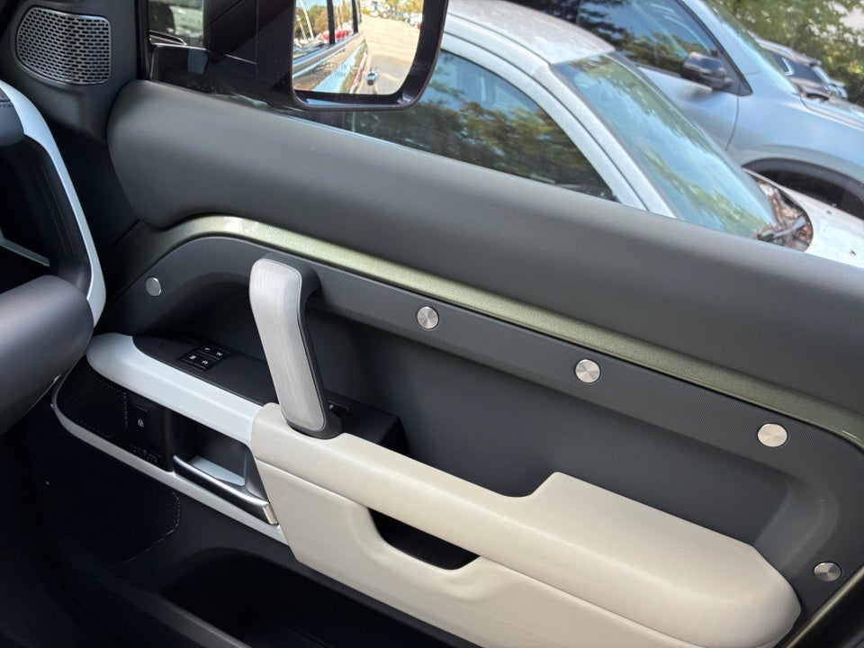 2023 Land Rover Defender SE