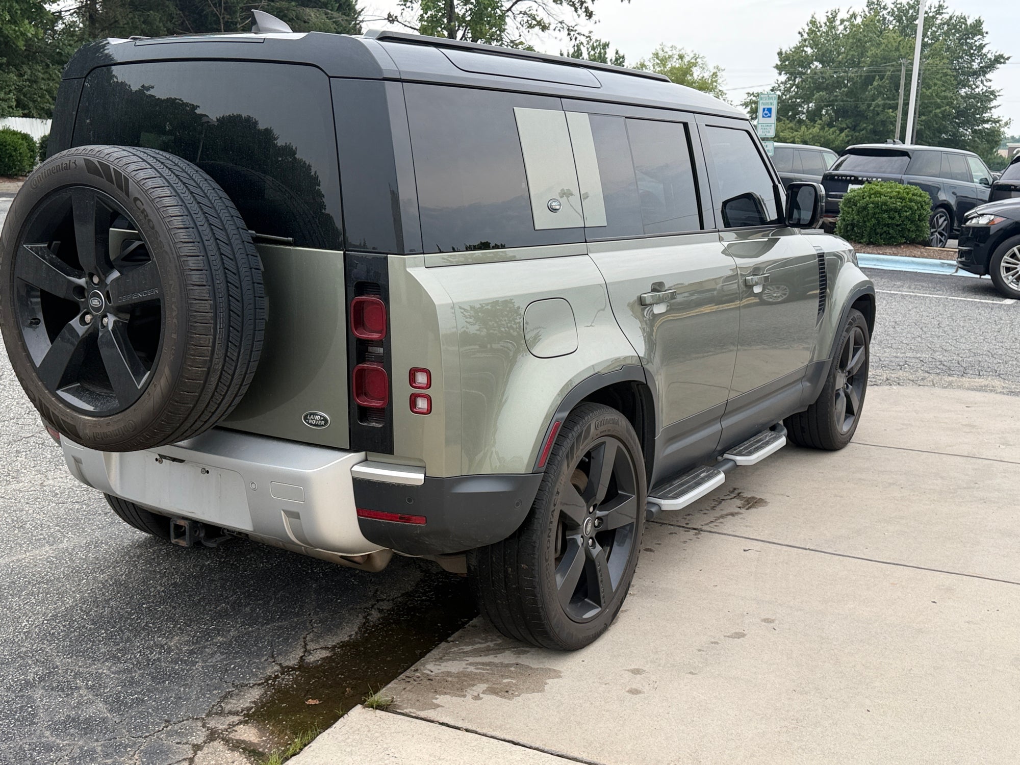 2023 Land Rover Defender SE