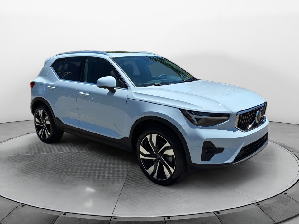 2025 Volvo XC40 B5 Ultra Bright AWD's photo
