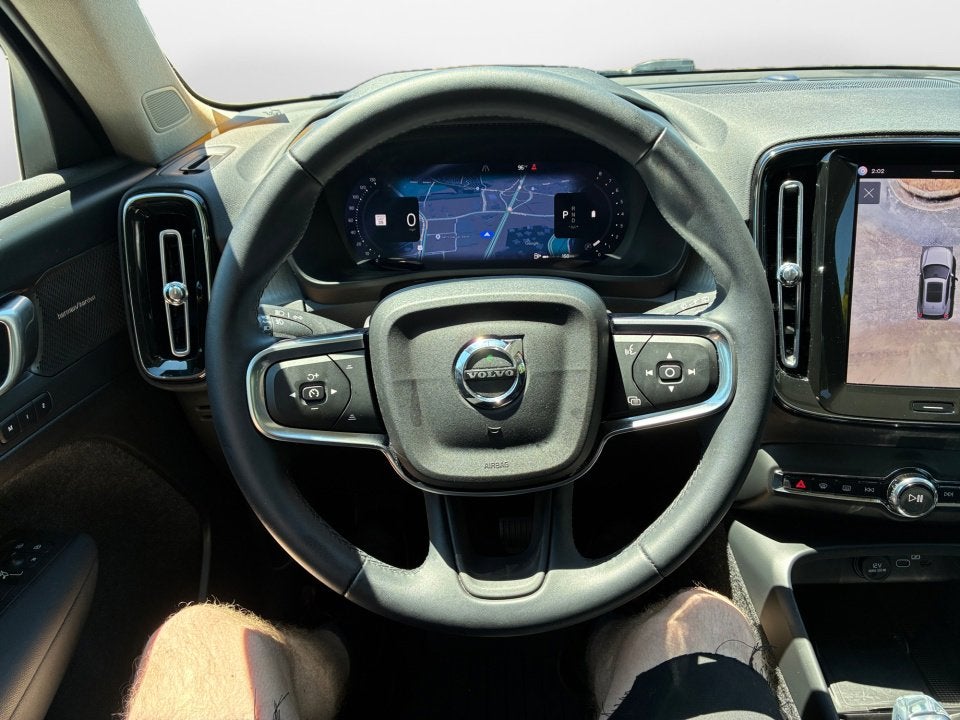 2025 Volvo XC40 Ultra Bright Theme