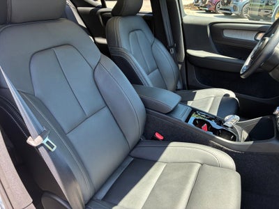 2025 Volvo XC40 Ultra Bright Theme