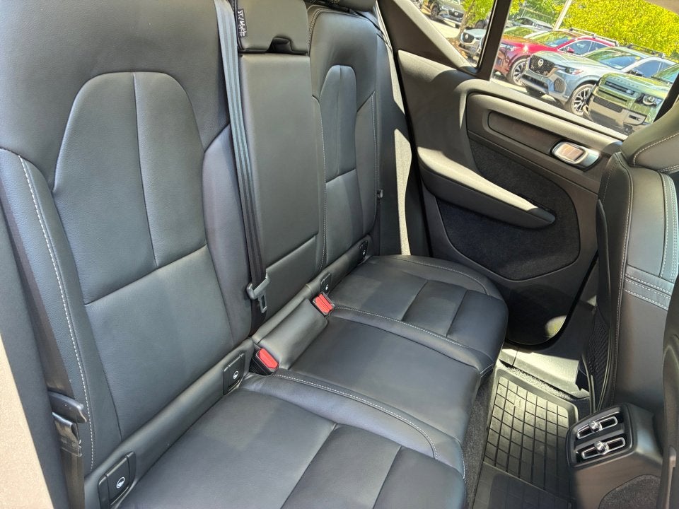 2025 Volvo XC40 Ultra Bright Theme