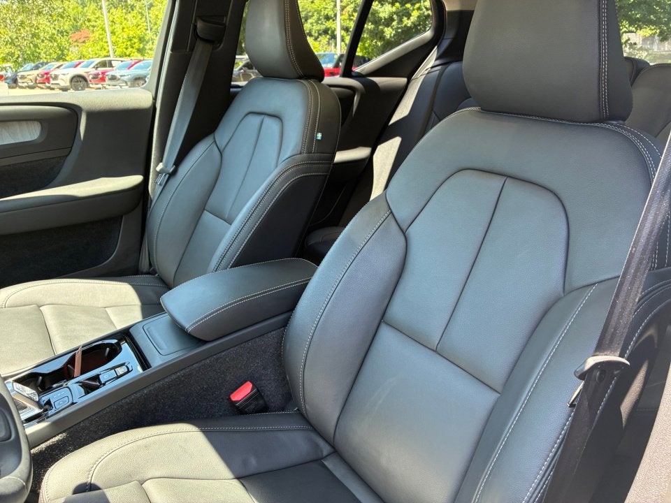2025 Volvo XC40 Ultra Bright Theme