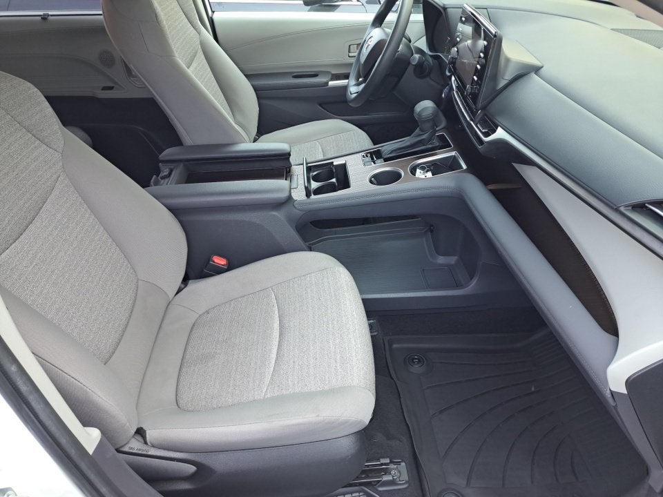 2022 Toyota Sienna LE